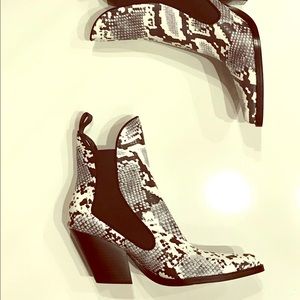 Fall/Winter 2018 Zara faux snake skin ankle boots